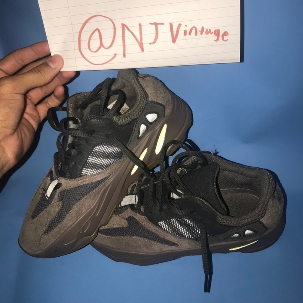 Yeezy 700 Mauve Size 6